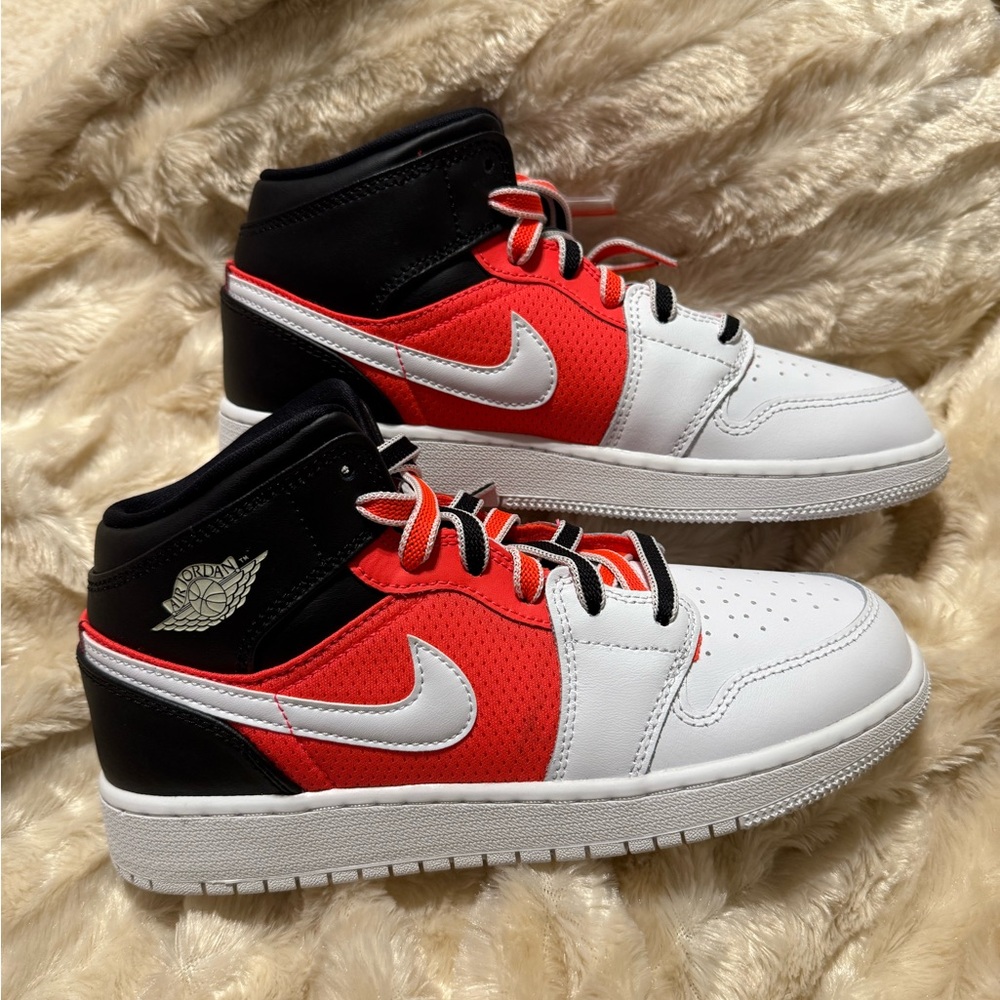 Air Jordan 1 Mid SE (GS)  "White Infrared"